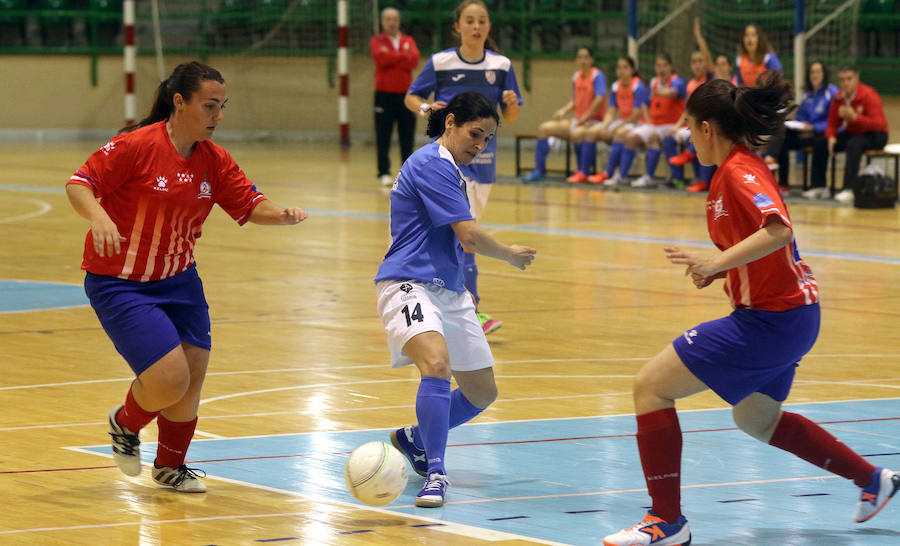 Laura Llorente intenta un pase entre dos jugadores durante el partido frente al Atlético Navalcarnero B.