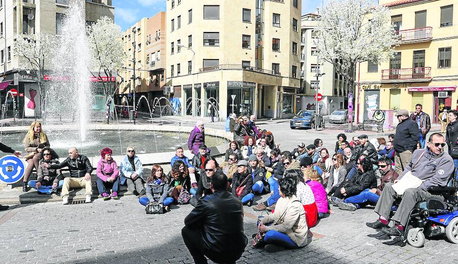 Sentada en la plaza del Oeste de los vecinos del barrio en protesta por la prohibición de su mercadillo de primavera. 