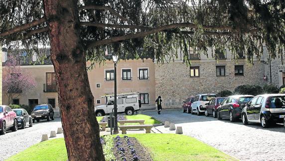 Vista de la plaza, con los jardines en su mitad. 