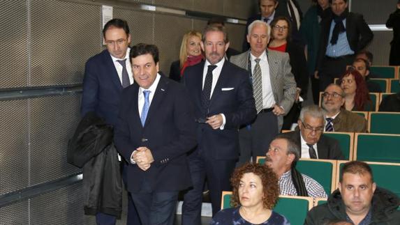 Los representantes institucionales llegan a la jornada sobre construcción. 