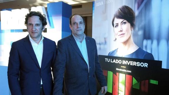 Aitor Odriozola y Jorge Olavarrieta, durante el acto de presentación en Valladolid de BBVA Trader a pequeños inversores. :