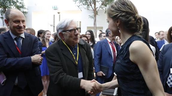 La Reina Letizia saluda a Juan Pedro Quiñonero, ganador de la última edición del Premio Cirilo Rodríguez.