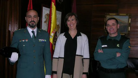 A la izquierda, el teniente coronel de la Guardia Civil, Juan Martínez Ros, junto a la subdelegada del Gobierno y el comandante jefe de la Institución en la provincia, José Luis Ramírez.  