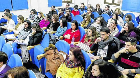 Público asistente a la jornada en el salón de grados de la facultad de Psicología.