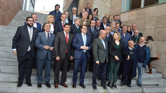 Mañueco apuesta por el municipalismo para ganarse el voto en Ávila