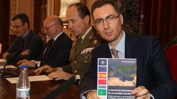 El profesor García Hernando, en la presentación de su libro en la Academia de Caballería. 