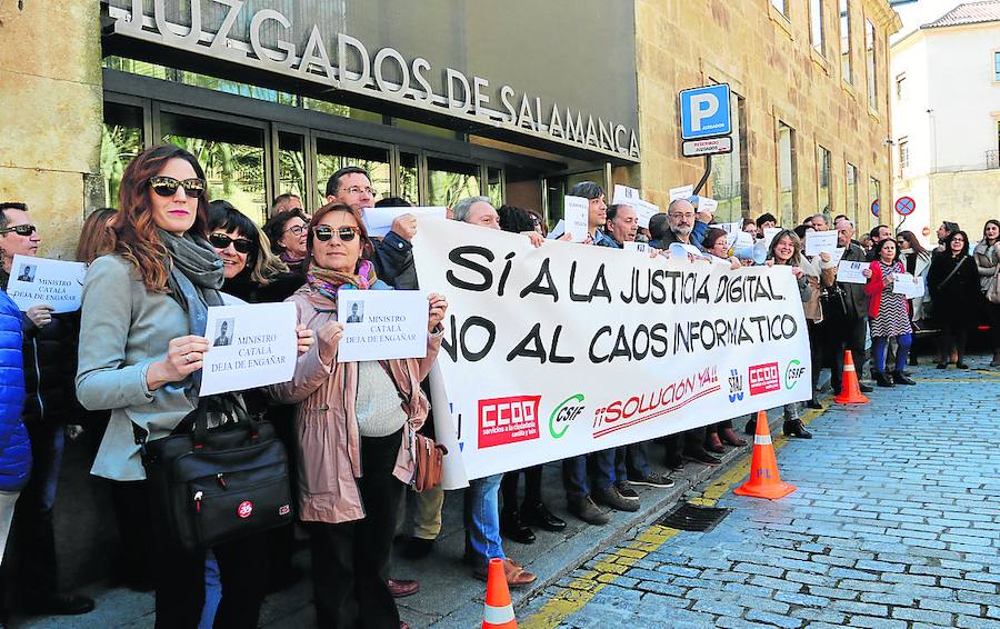 Funcionarios concentrados ante la puerta de los juzgados de Salamanca. 