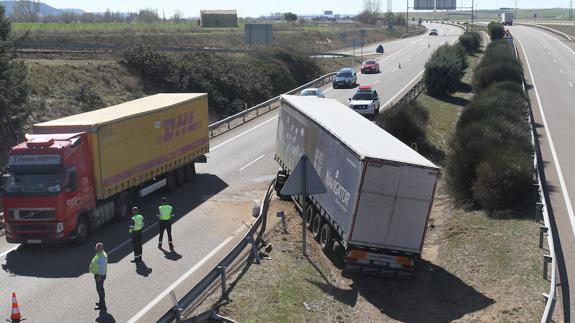 Camión, cruzado en la mediana, en la autovía, a la altura de Torquemada. 