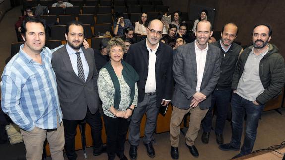 Desde la izquierda, José María Ureta, Adrian Pradier, Fatima Pérez, Rodrigo Zaparain, Javier González, David Villa y Fernando García, ayer en el Colegio Mayor Peñafiel. 