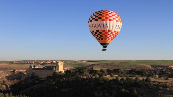 El primer globo aerostático accesible de Castilla y León conquista el cielo de Segovia