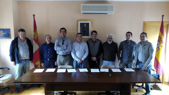 Los representantes de los nueve municipios tras firmar el convenio.