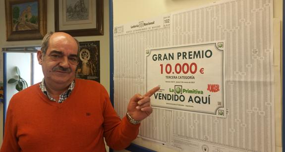 Domingo Sanz muestra el cartel con el premio. El Norte
