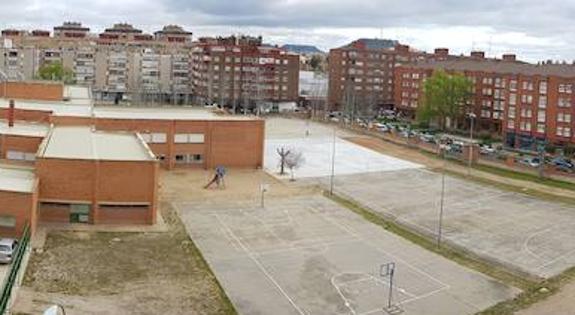 Edificio escolar y patio de recreo del colegio público Allúe Morer, en el barrio de Delicias.