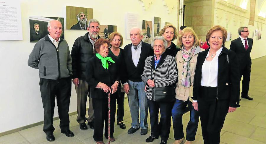 Los alumnos que protagonizan la exposición del Programa Interuniversitario de la Experiencia posan en los pasillos de la Pontificia. 