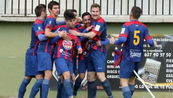 Jugadores de la Segoviana celebran un gol.