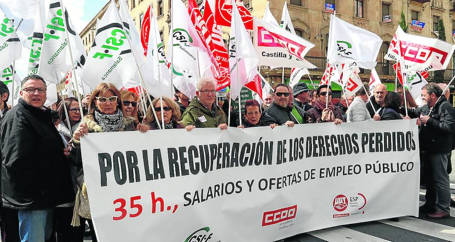 Concentración de funcionarios en la Gran Vía, ayer.