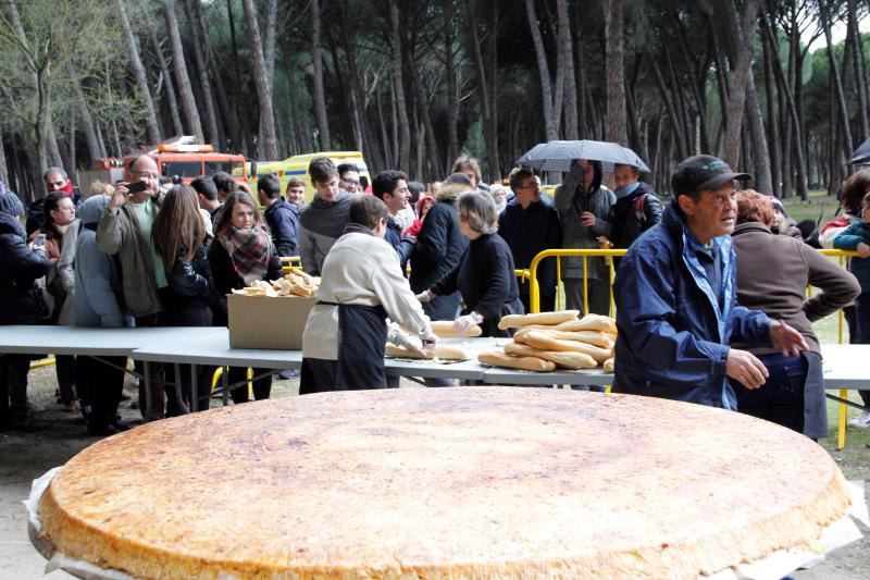 Reparto de la tortilla gigante en el Día de la Vieja de Laguna de Duero.