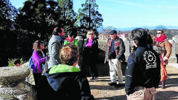 Varias personas escuchando las explicaciones del guía en la finca El Bosque. 