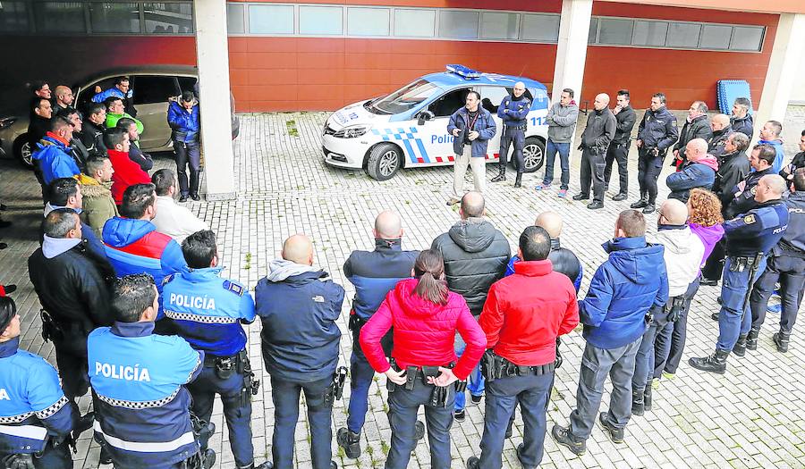 Agentes de la Policía Local asisten a una actividad formativa en las dependencias de este cuerpo.