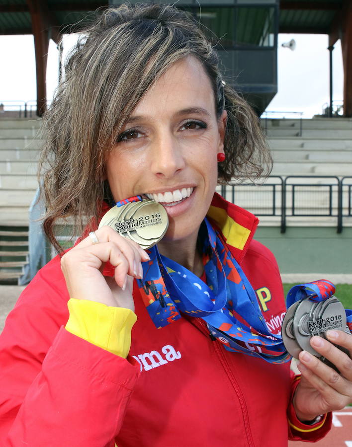 Carolina García, con las medallas conseguidas el pasado otoño en Australia.