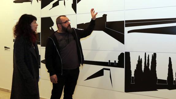 Jorge Consuegra muestra su obra 'Deseos del otro lado' a la concejala de Cultura, Ana Redondo. 
