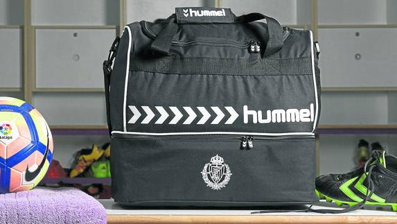 La bolsa oficial del Real Valladolid que vende El Norte, en el vestuario del equipo.