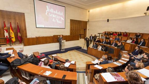 El presidente de la Diputación, durante la presentación del paquete enoturístico al sector. 