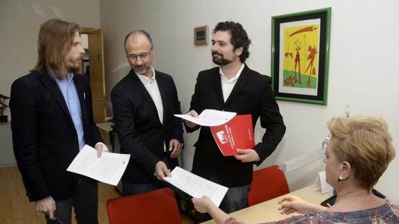 Los portavoces de Podemos, Ciudadanos e IU, en el parlamento regional, Pablo Fernández, Luis Fuentes, y José Sarrión  presentan en el registro una solicitud de creación de una comisión de investigación en las Cortes sobre la desaparición de de las cajas de ahorro en Castilla y León. 