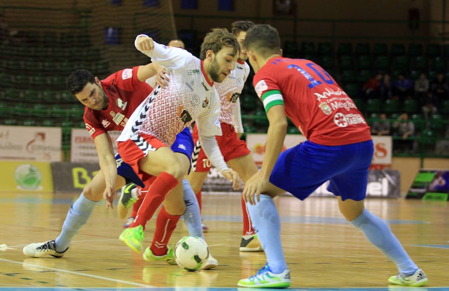 Álvaro intenta marcharse de dos jugadores del Atlético Mengíbar durante el partido disputado en el Pedro Delgado.