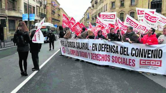 Pancarta que encabezó la concentración de protesta que organizaron CCOO y UGT frente al Monumento al Empresario. 