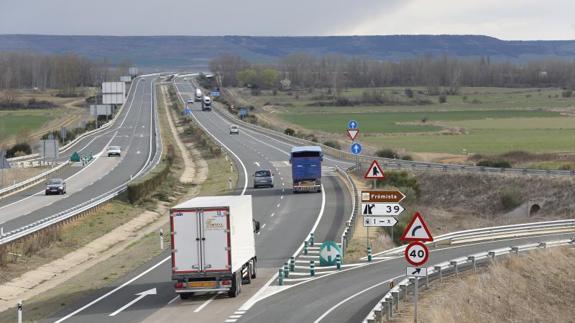 Vehículos en la Autovía de Cantabria cerca de Frómista.