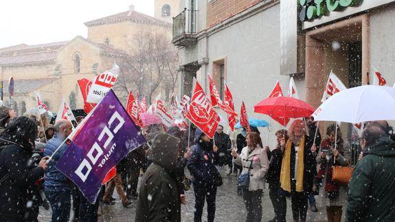 Manifestantes ante la sede de la patronal segoviana. 