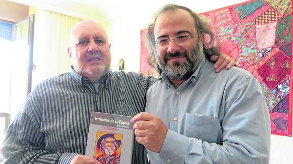 Enrique Viloria y Alfredo Pérez Alencart posan con ‘Territorios de la Pupila’. 