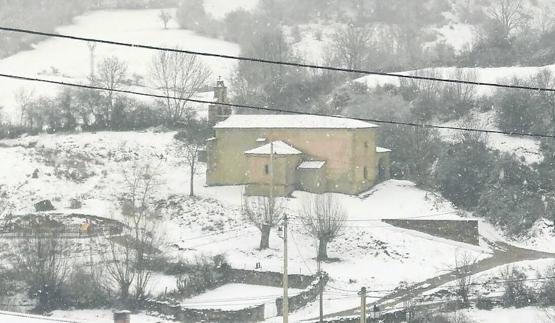 La abadía de Labanza y su entorno, cubierta de nieve.