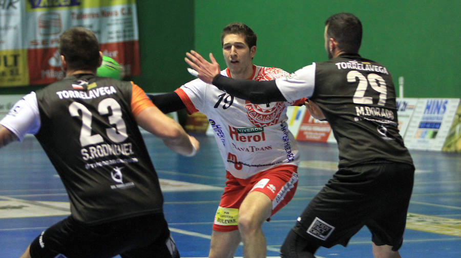 Alexandre Tello pasa el balón durante el partido frente al Balonmano Torrelavega.