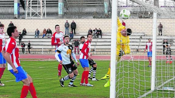 Instante en el que el córner lanzado por Cristo Medina, a la derecha de la imagen, se convierte en gol olímpico en el primer tanto de Unionistas ante el Tordesillas. 