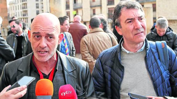 Emilio Pérez Prieto y Ángel Hernández antes de entrar al congreso.