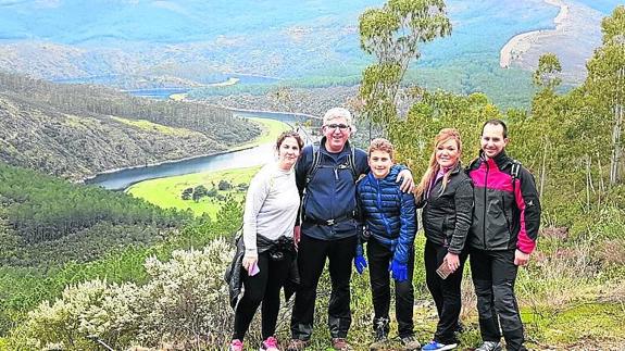 Un grupo mostrando las magníficas vistas sobre el río Alagón.