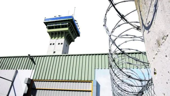 Alambradas y torre de control del centro penitenciario de La Moraleja, en Dueñas.