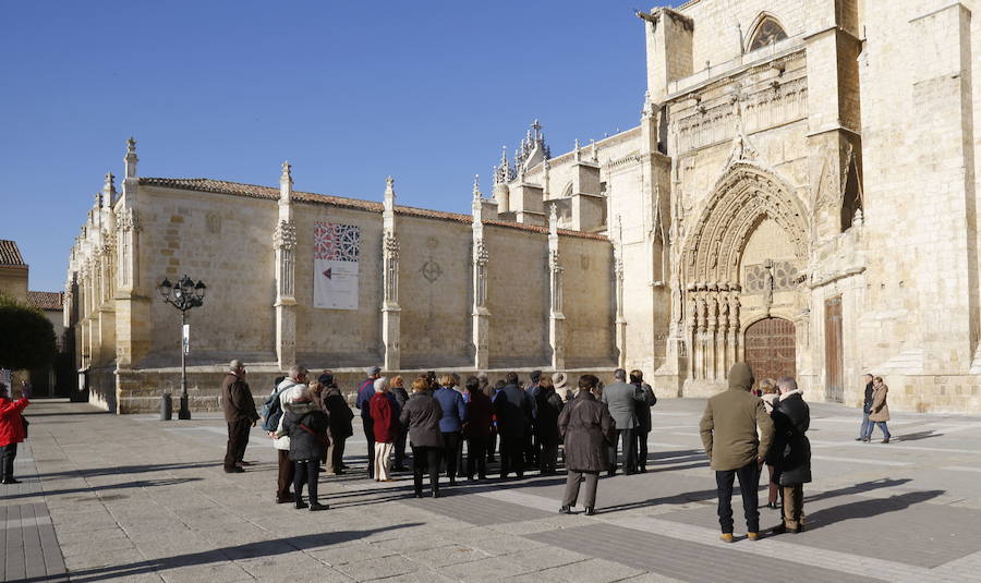 Turistas, de visita frente a la catedral. 