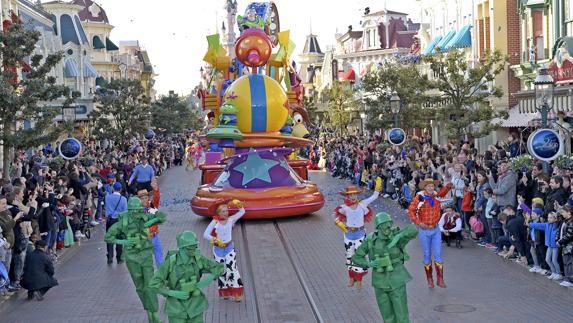 Una de las carrozas que componen la nueva cabalgata de Disneyland París por su 25 aniverario.