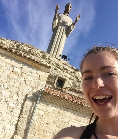 Tiffany Gray s ehace un 'selfie' con el Cristo del Otero.