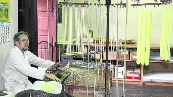 Manuel Yuste, en su taller artesano de velas. 