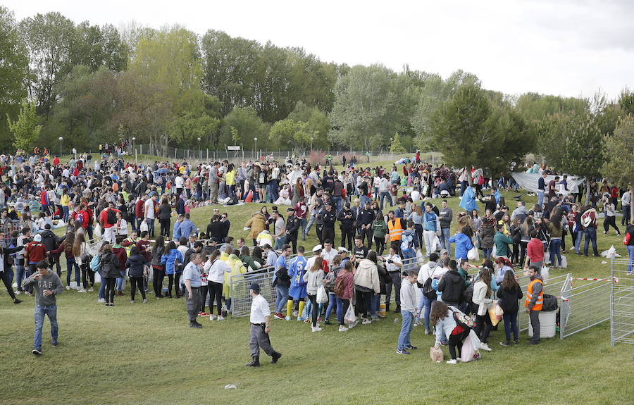 Cientos de jóvenes, en el Parque Ribera Sur, en la fiesta del año pasado. 