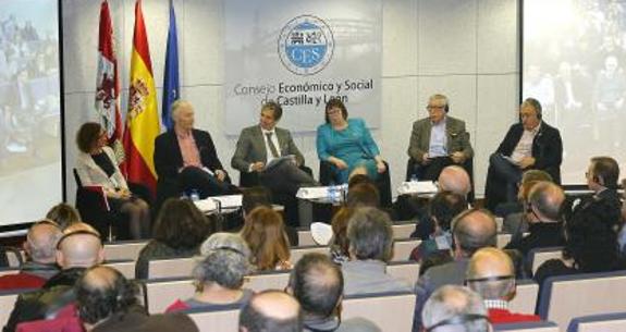 La sede del Consejo Económico y Social (CES) de Castilla y León fue el escenario para el estreno por todo lo alto de los ‘Diálogos en Castilla y León’, organizados por la Fundación Fermín Carnero y El Norte de Castilla. En la imagen, la mesa redonda moderada por Enrique Berzal.
