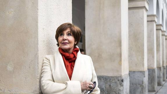 Concha Velasco en los soportales del Teatro Calderón.