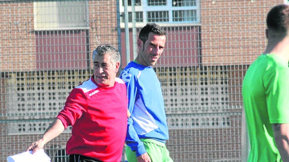 El técnico Miguel Zurro dirige un entrenamiento del Deportivo Palencia.