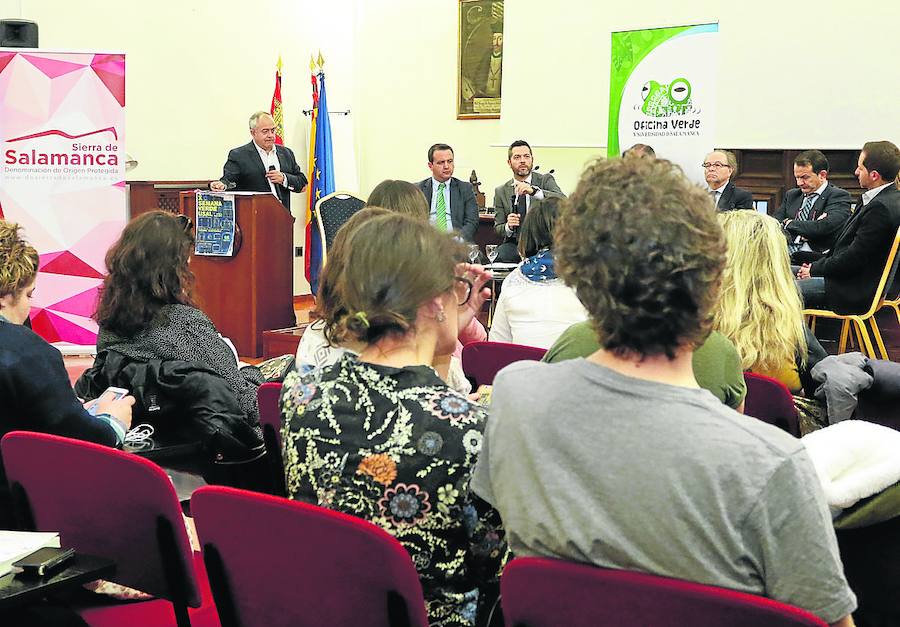 La Semana Verde de la Universidad incluyó ayer una charla sobre turismo gastronómico. 