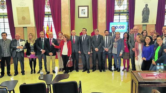 Policarpo Sánchez, en el centro, junto a los miembros de la Corporación murciana.