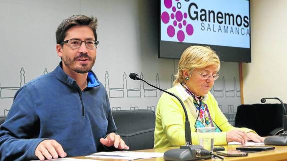 Gabriel de la Mora y Pilar Moreno, ayer en el Ayuntamiento de Salamanca.